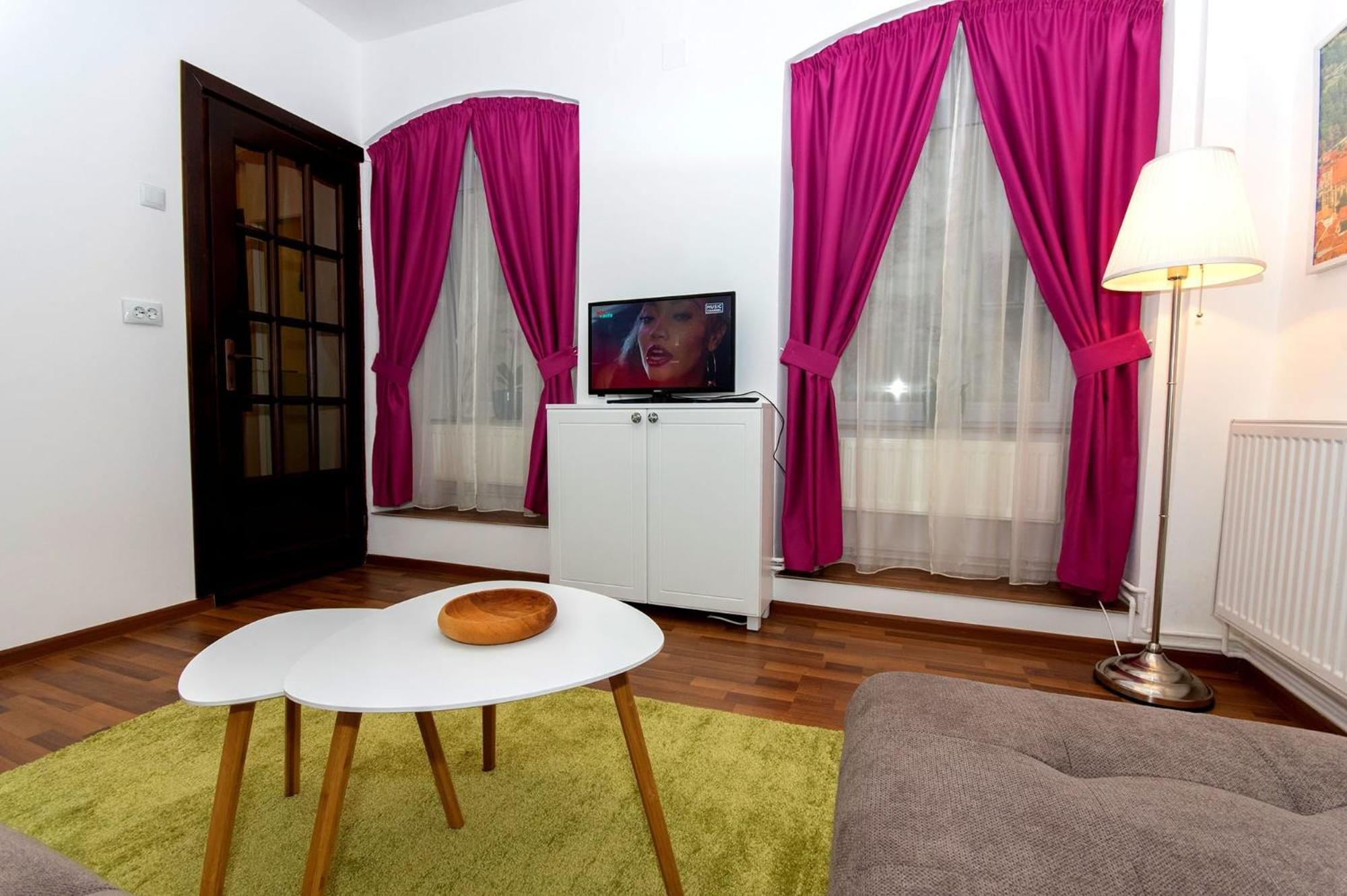 John Residence Apartment Brasov With Parking Option エクステリア 写真