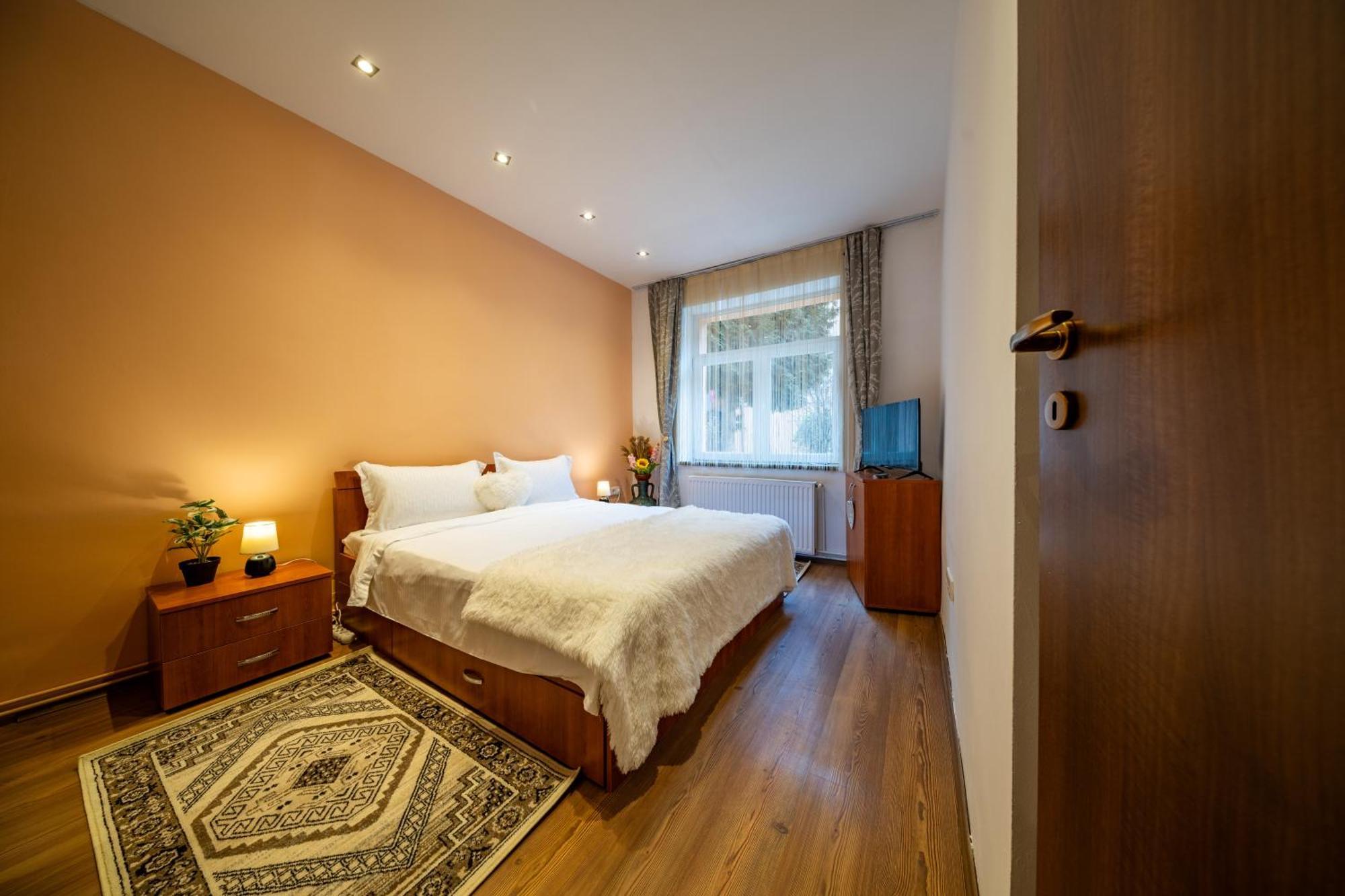 John Residence Apartment Brasov With Parking Option エクステリア 写真
